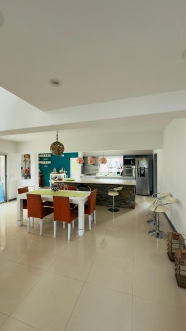 Casa en Alquiler con 4 cocheras