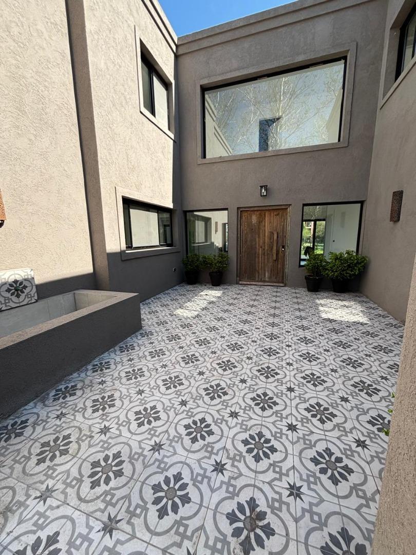 Casa 6 ambientes con 3 baños