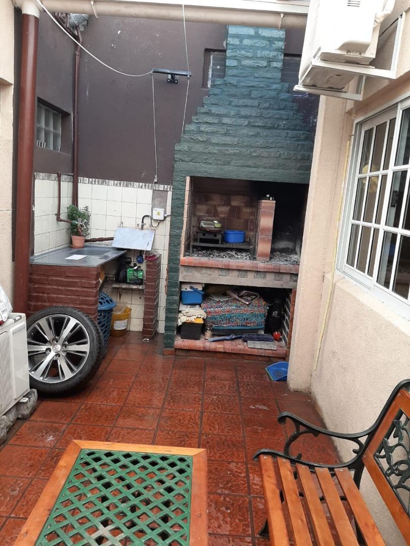 TIPO CASA 2 DORMITORIOS RECICLADO CON PATIO Y PARRILLA