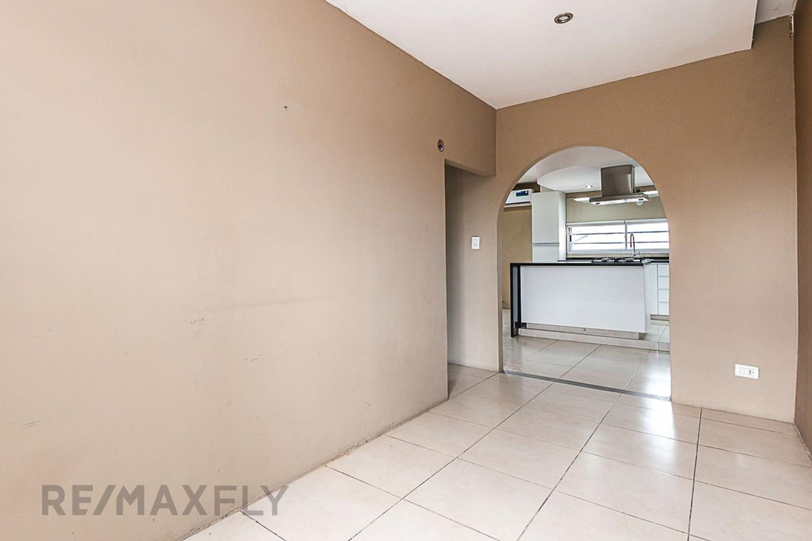 Casa en Venta con 3 cocheras