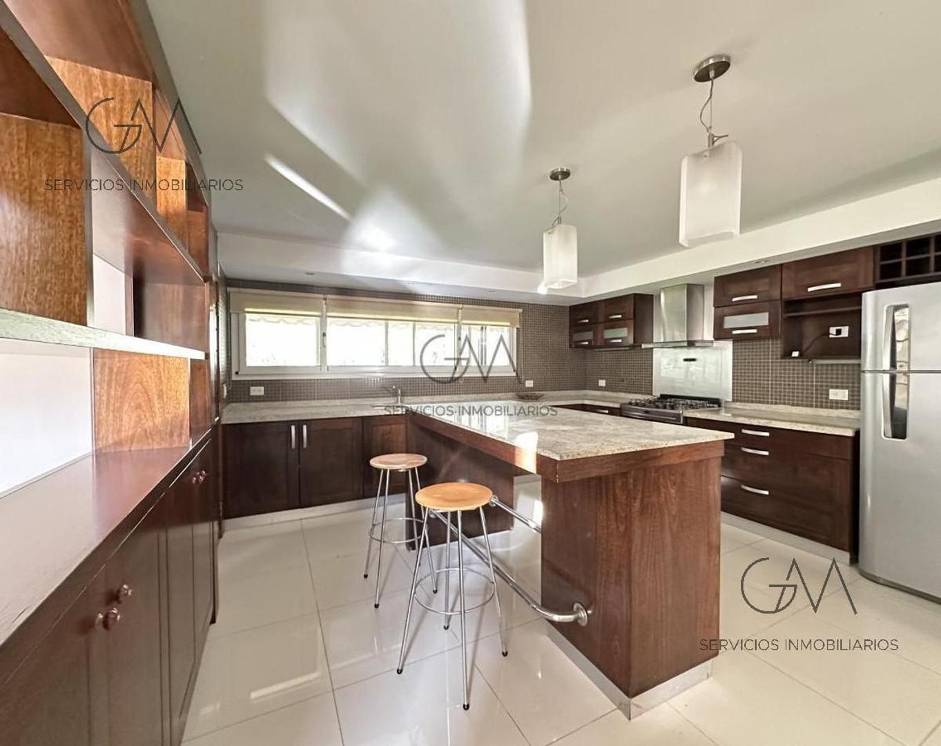Casa 5 ambientes con 3 baños