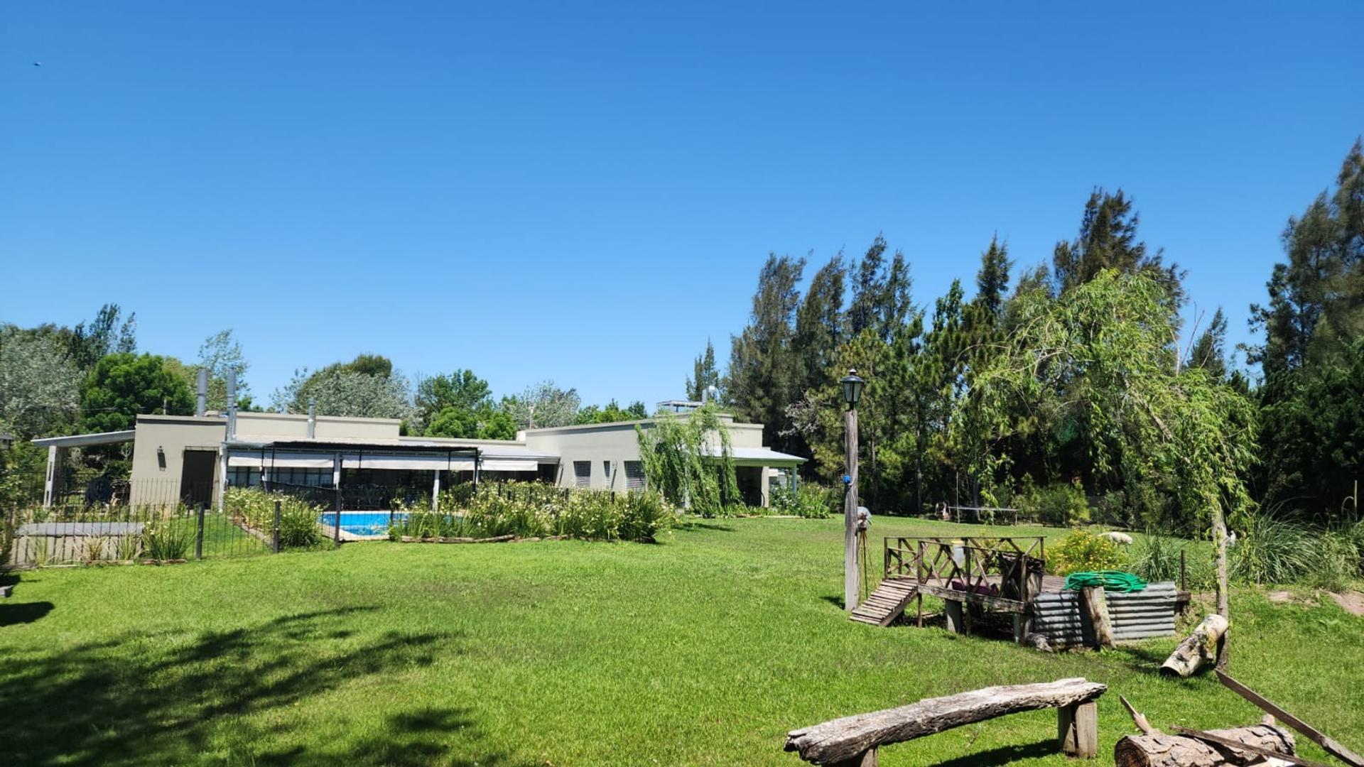 Casa en Alquiler con 4 cocheras