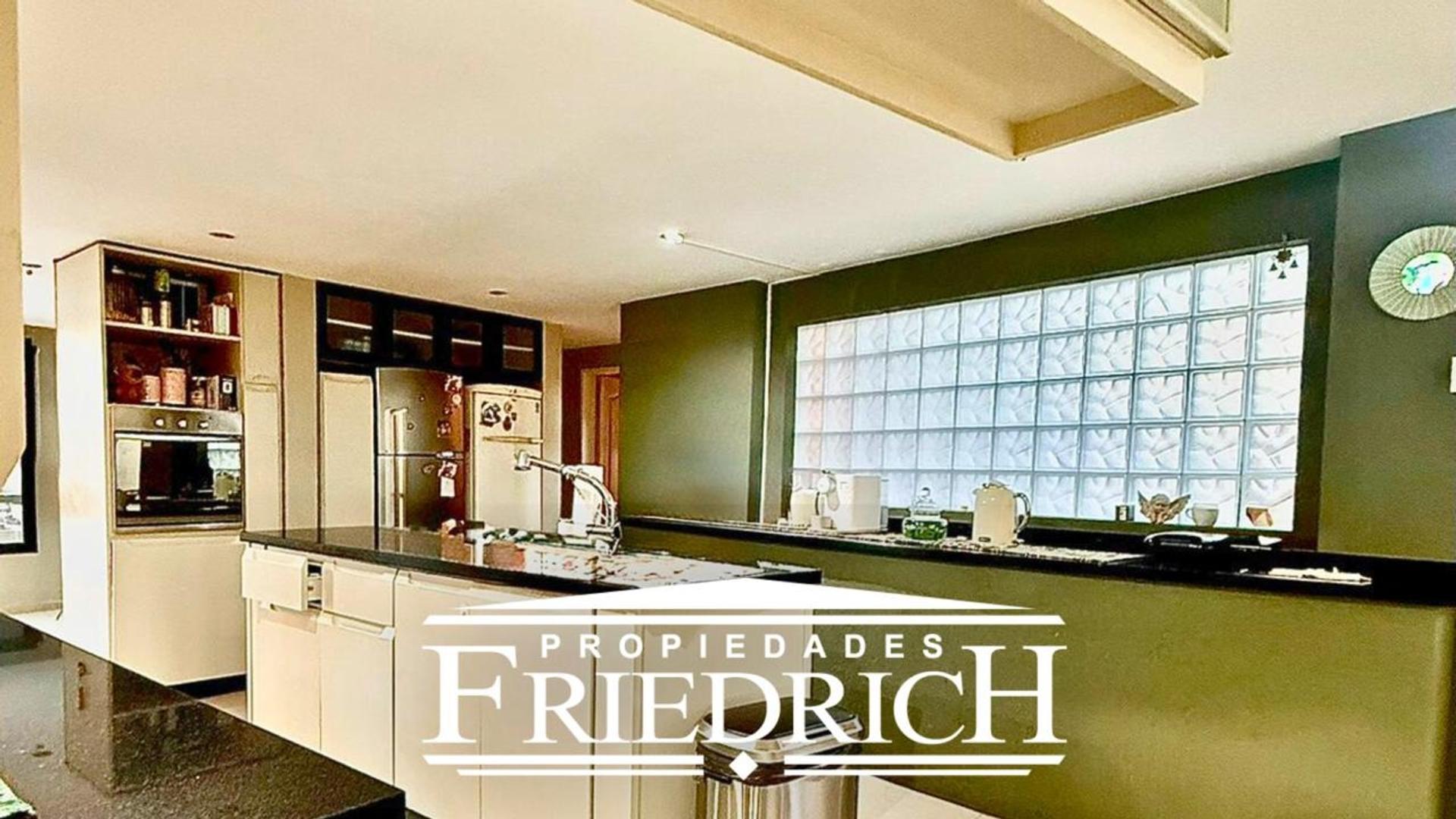 Casa en Venta con 5 cocheras