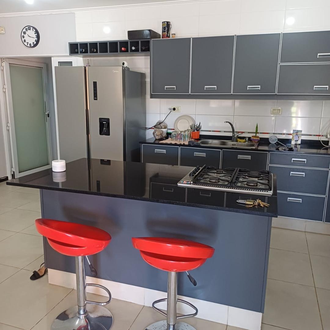 Casa en Alquiler con 2 cocheras