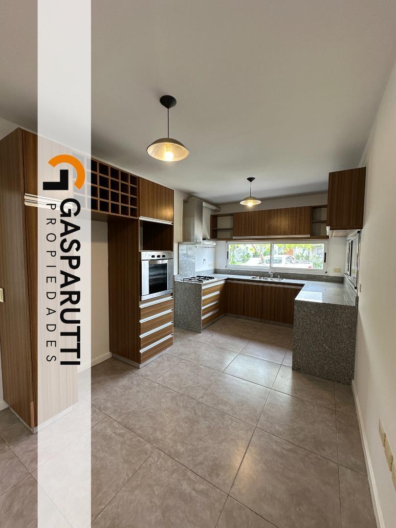 Casa 4 ambientes con 3 baños