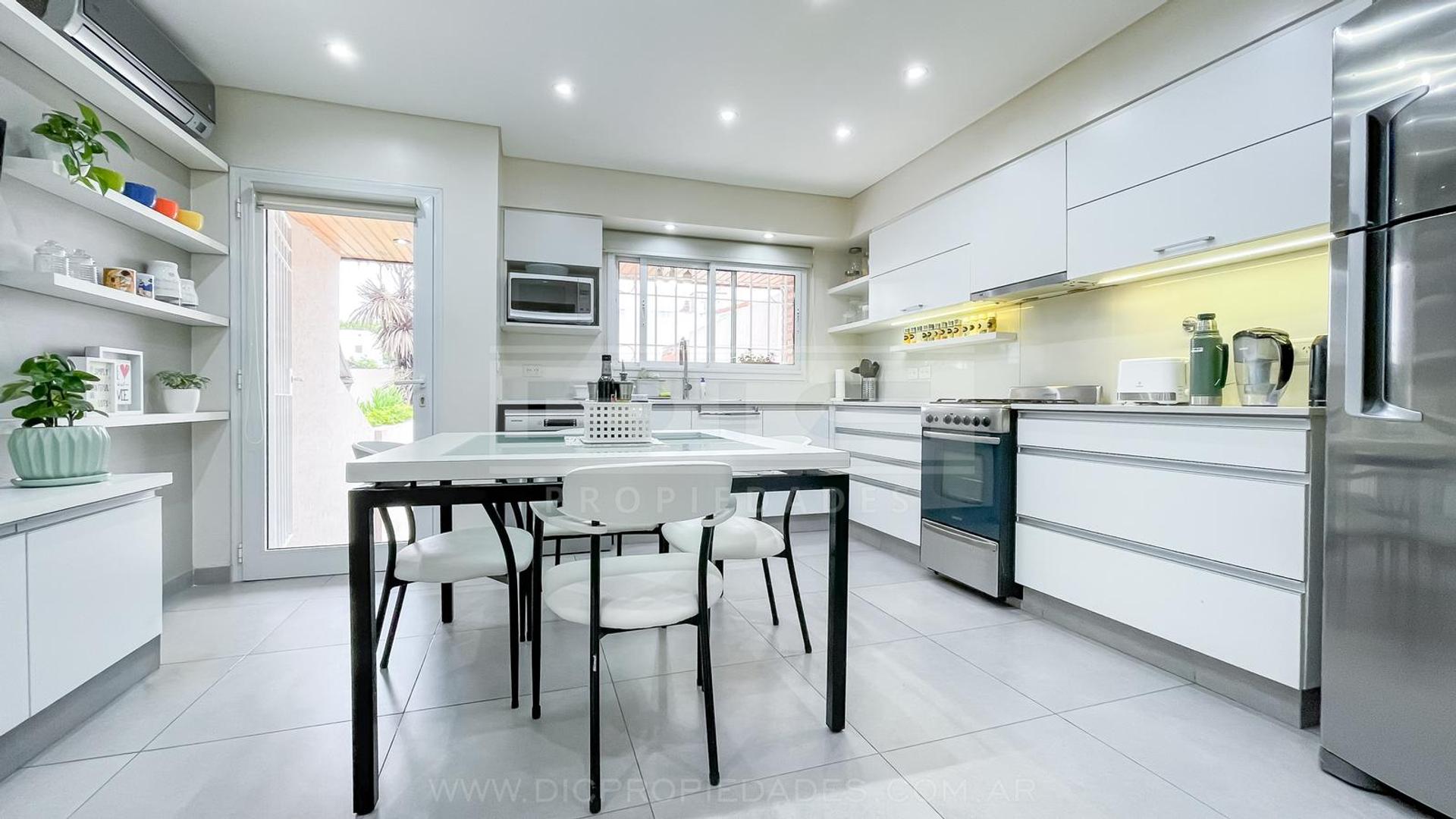 Casa 6 ambientes con 4 baños