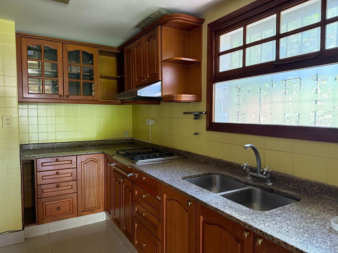 Casa en Alquiler con 2 cocheras