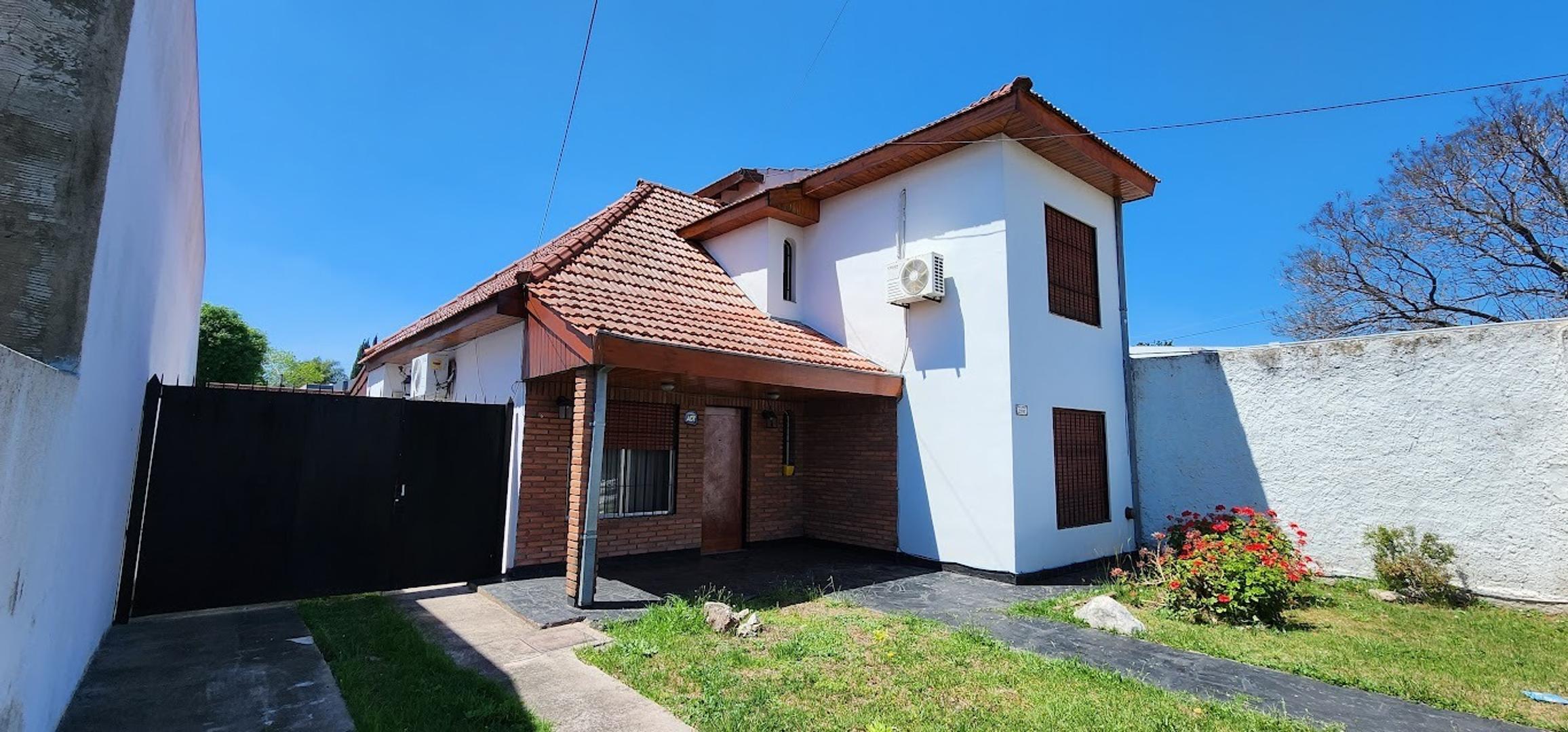 Casa de 4 ambientes con garaje pasante varios autos, quincho