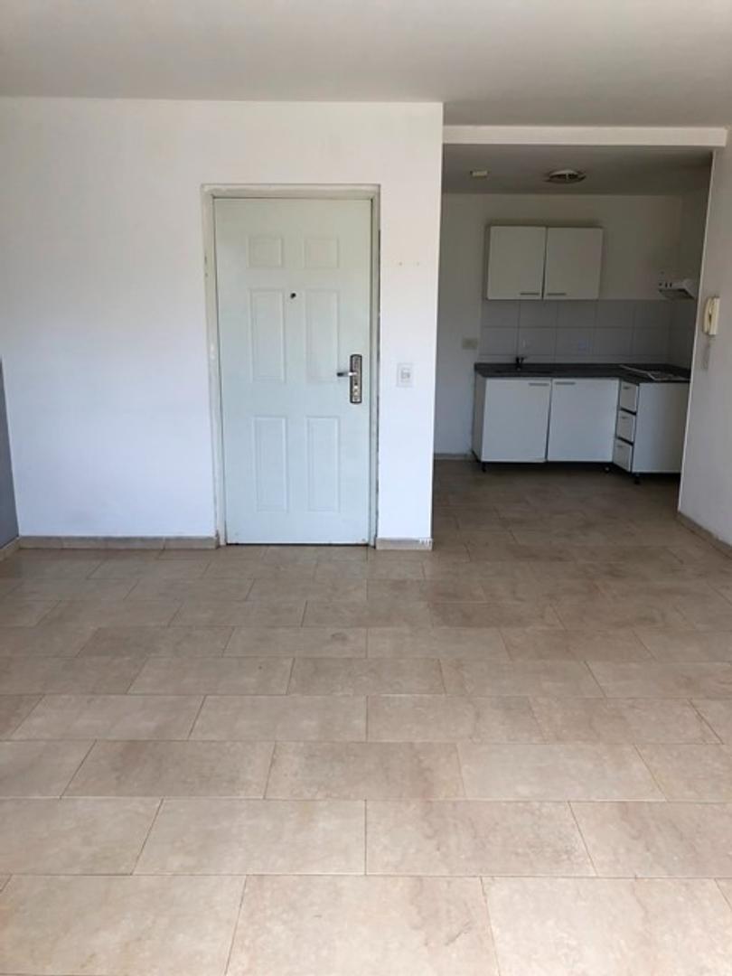 DEPARTAMENTO DOS AMBIENTES AMPLIOS; CON COCHERA. PILAR