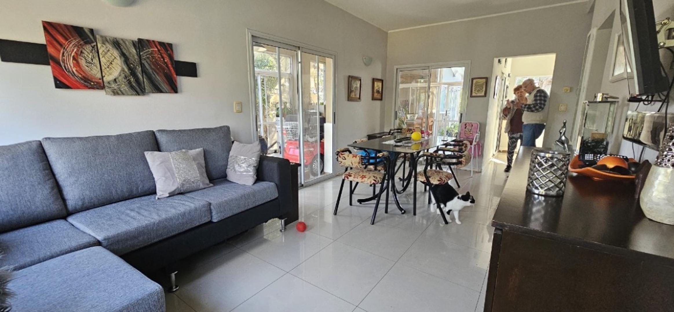 Casa en Venta con 3 cocheras