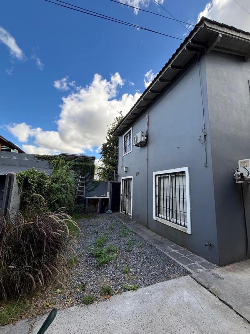 Duplex en complejo de tres unidades en Luis Guillon