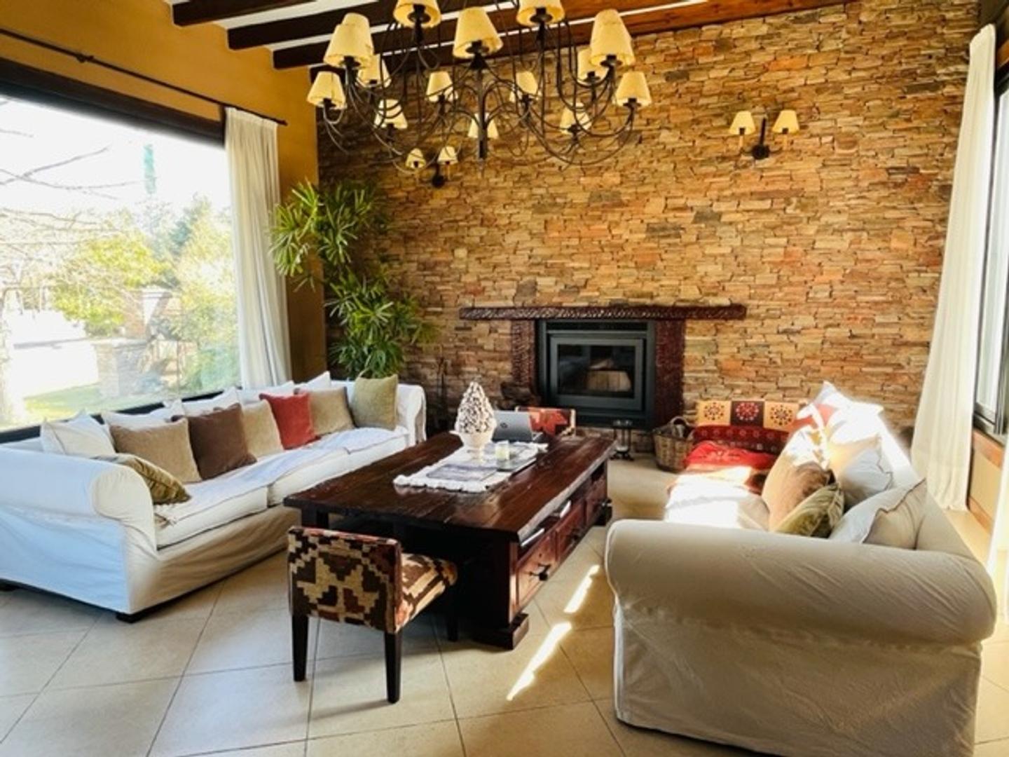 Casa en Venta con 2 cocheras