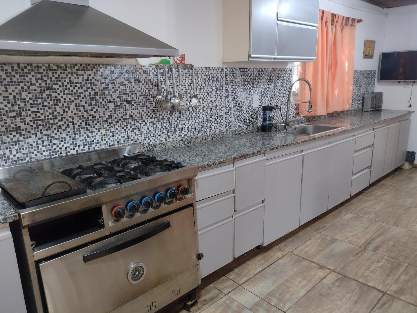 VENTA casa con QUINCHO y PARRILLA 4 amb