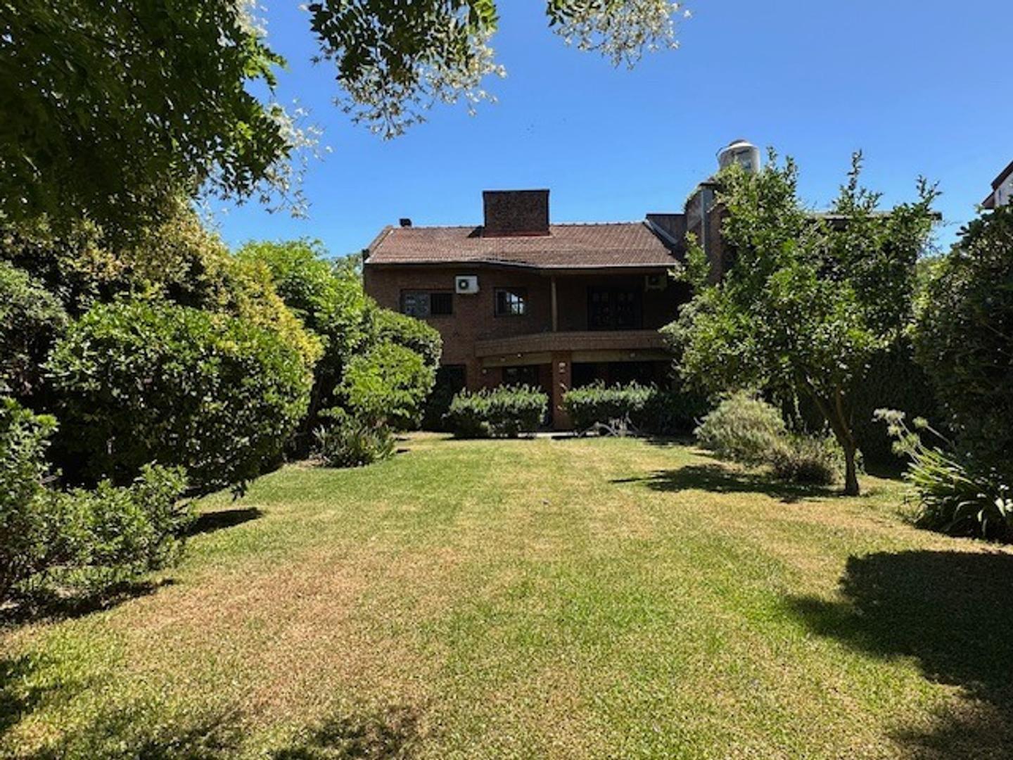 Casa en Alquiler con 2 cocheras