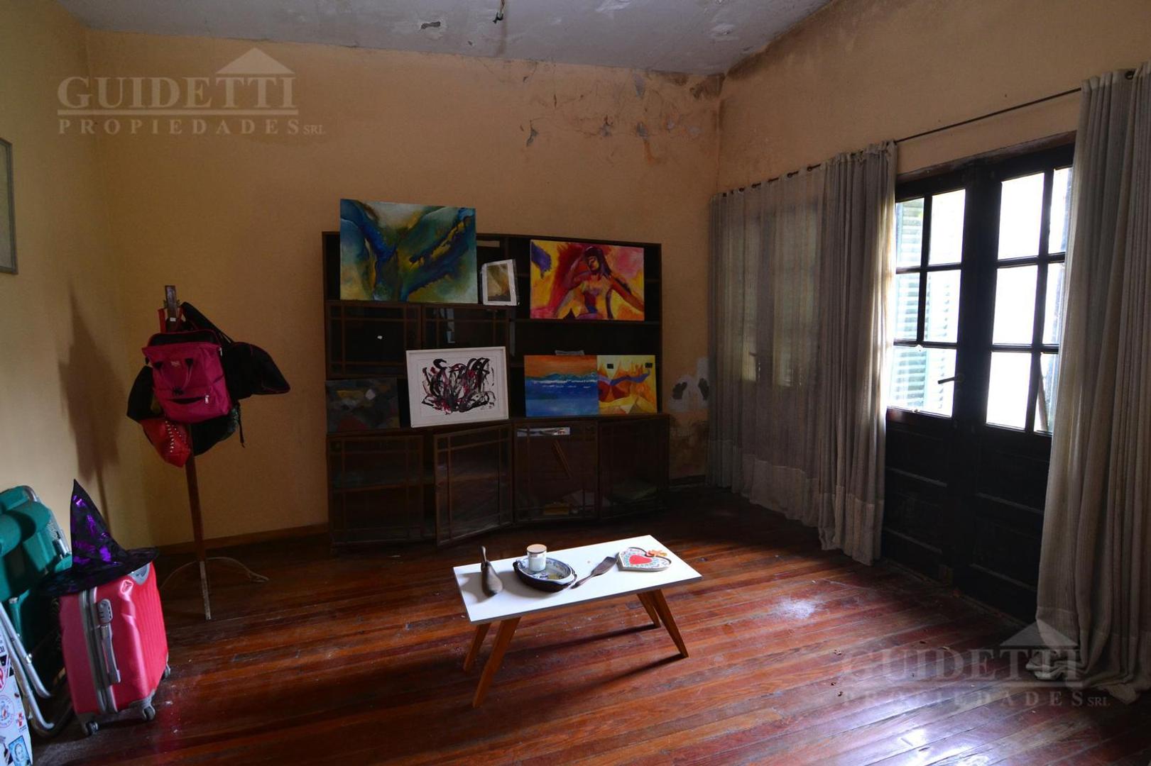 Venta Casa con jardín al frente Garage -  metros de Plaza Mackenna-  Saavedra