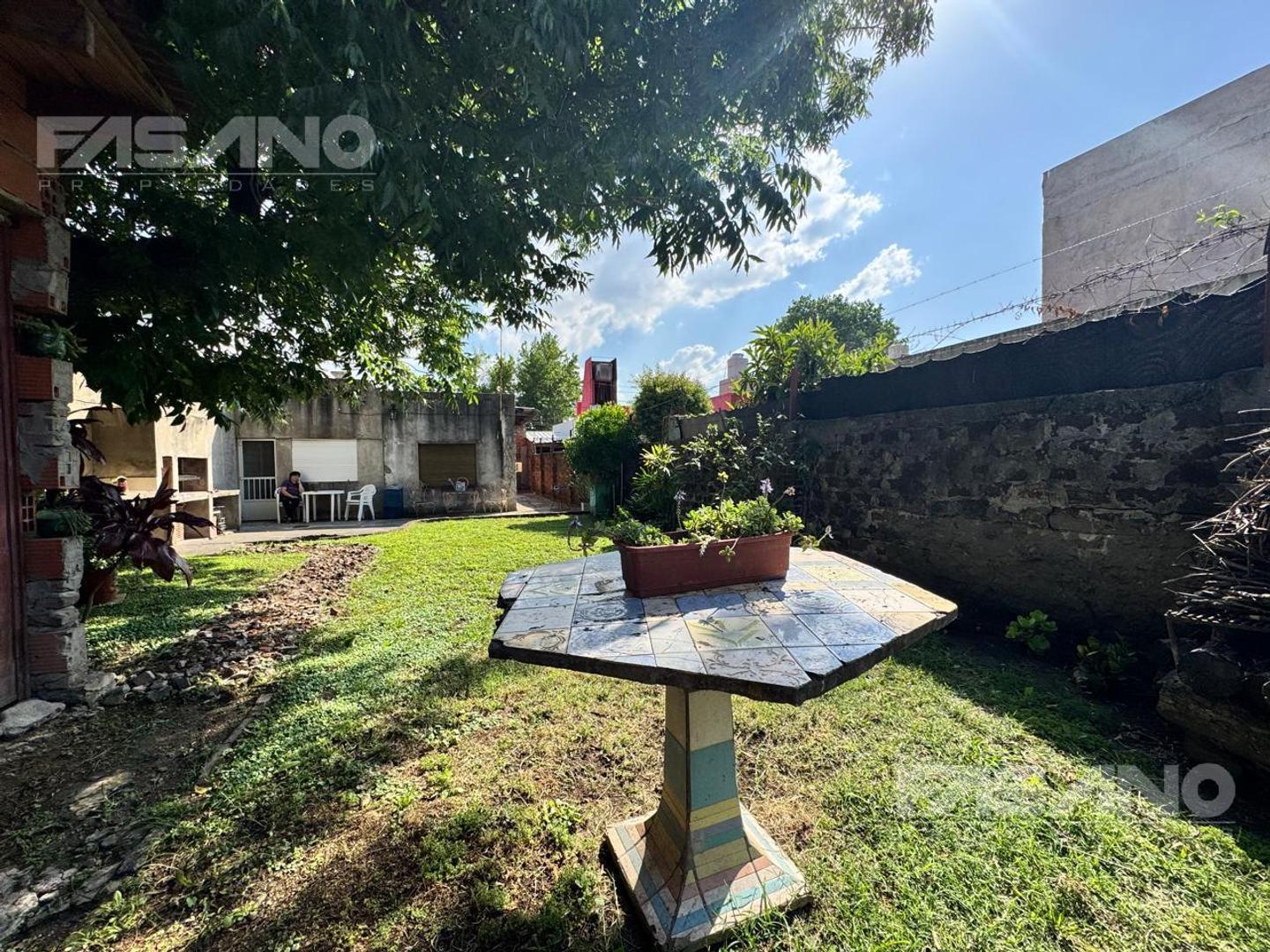 Casa con parque de 200m2, Nogal y salida directa a Gral.Paz-Acepta permuta ph CABA.