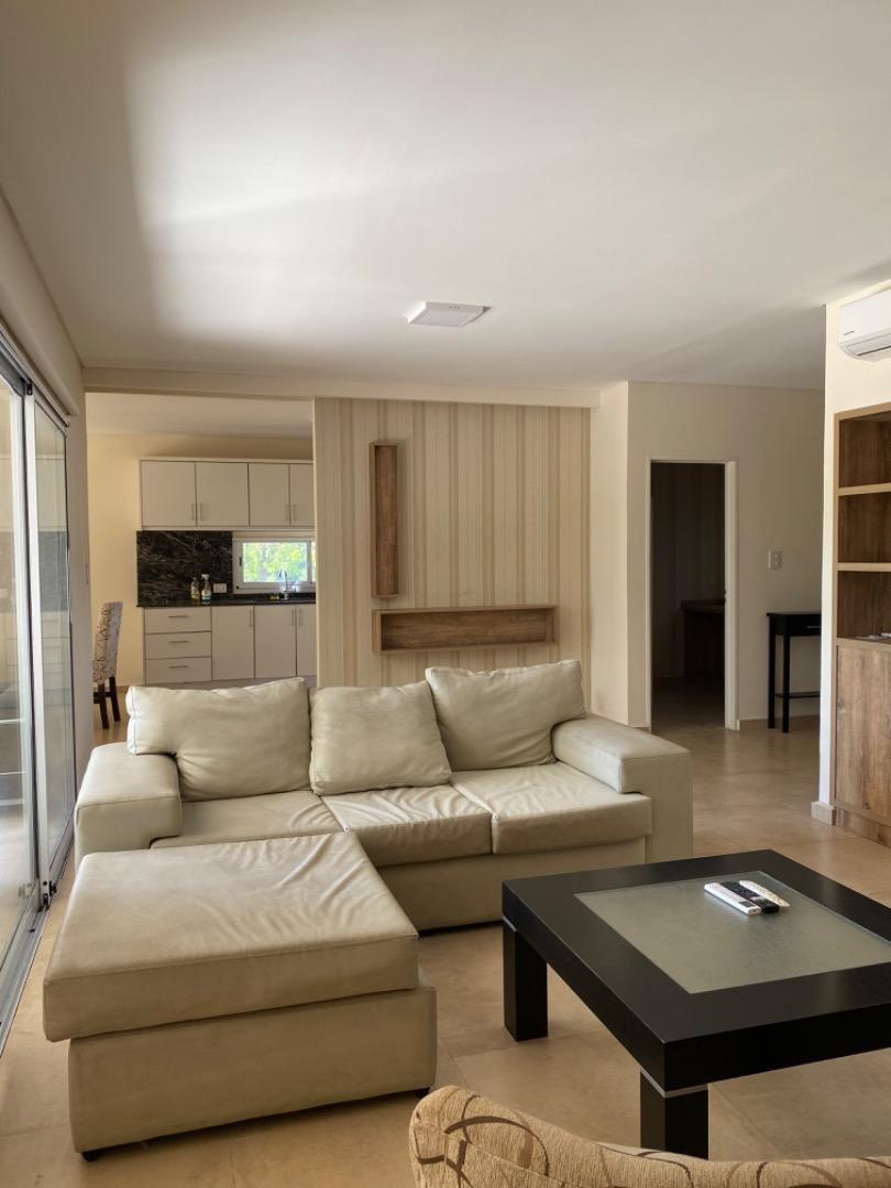 Casa en Alquiler Temporal con 2 cocheras