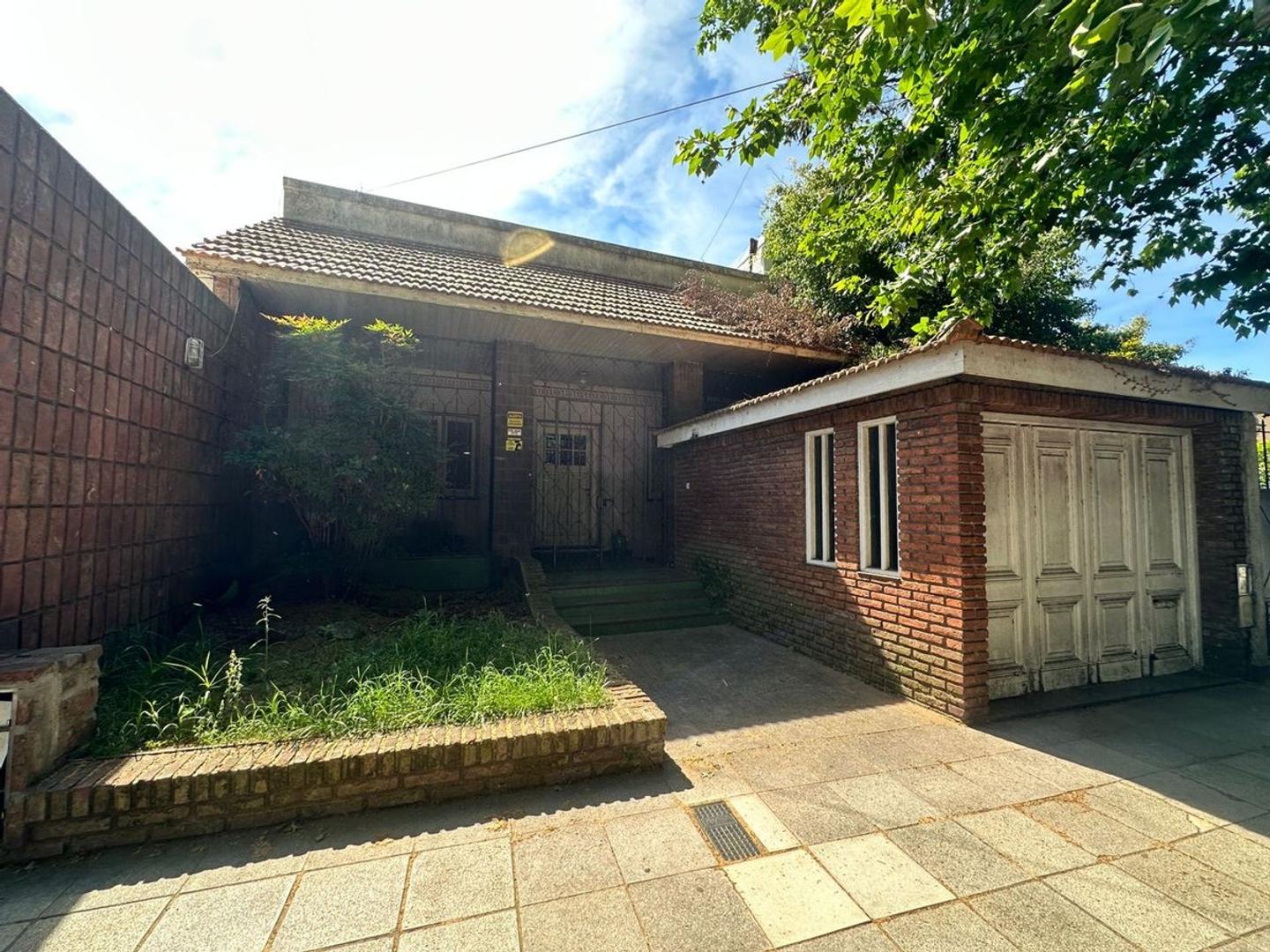 VENTA CADA 4 AMB JARDIN COCHERA BERNAL CENTRO