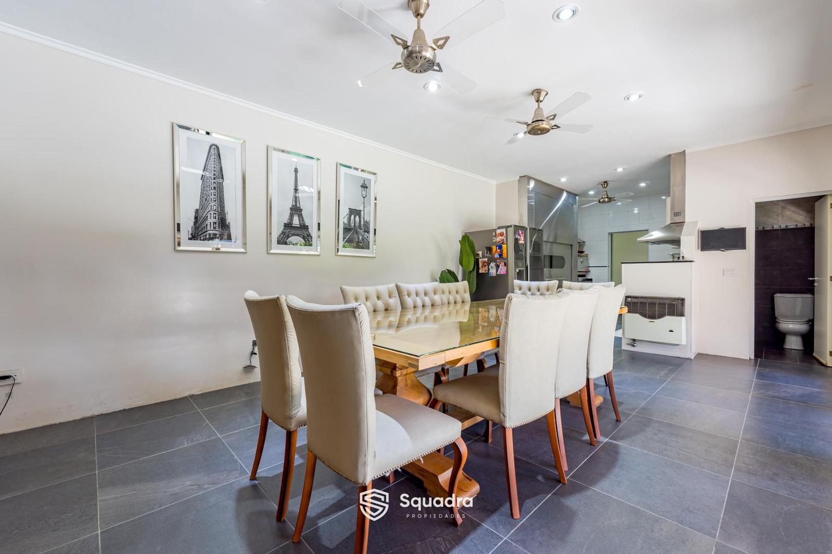 Casa en Venta con 3 cocheras