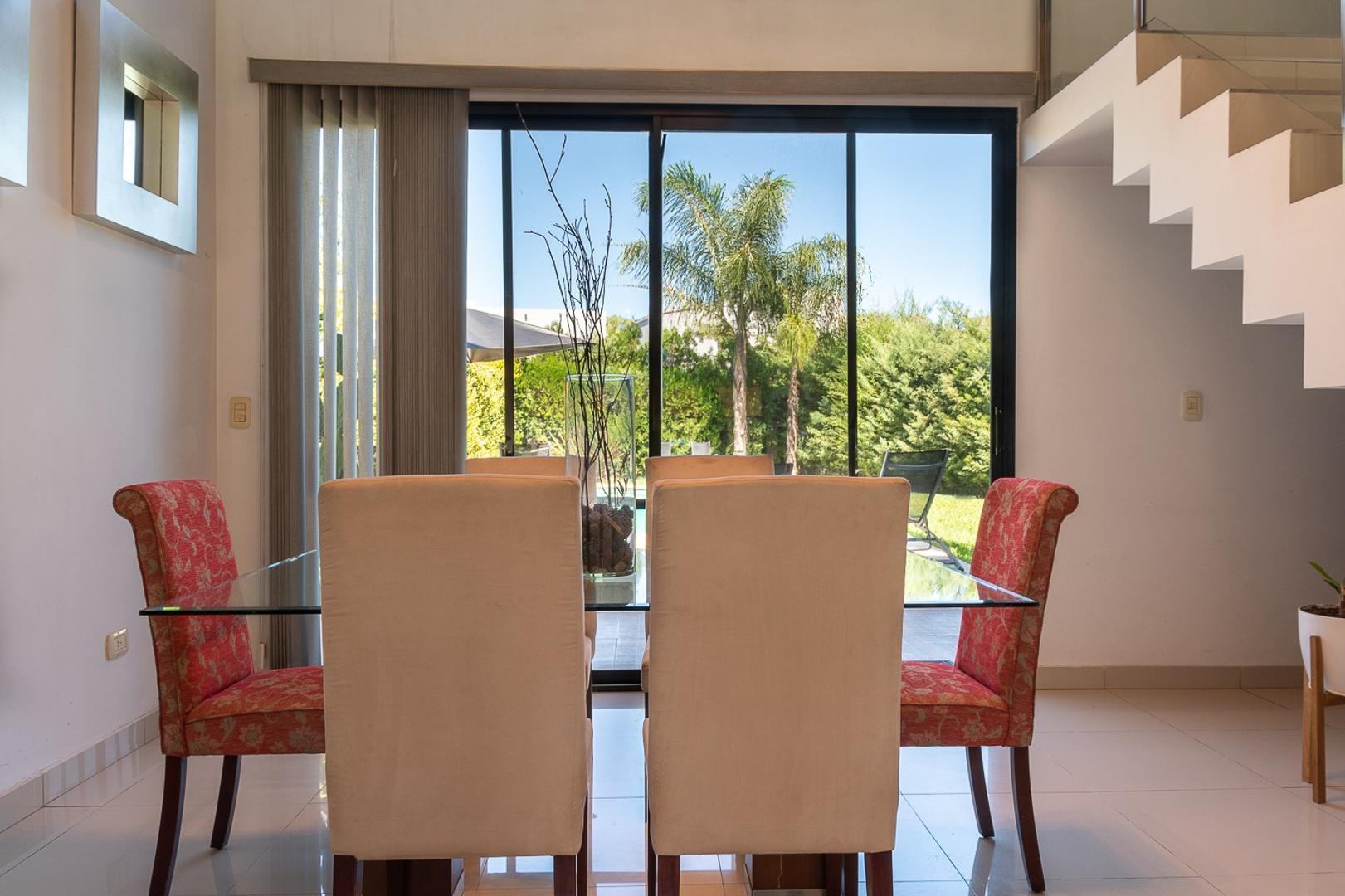 Casa en Venta con 3 cocheras