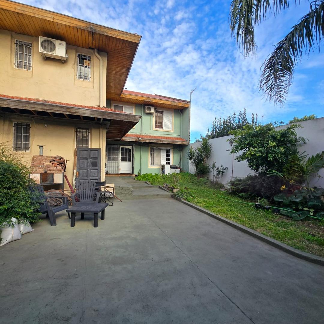 CASA 6 AMBIENTES CON DEPTO. 2 AMBIENTES c/ COCHERA Y PATIO.