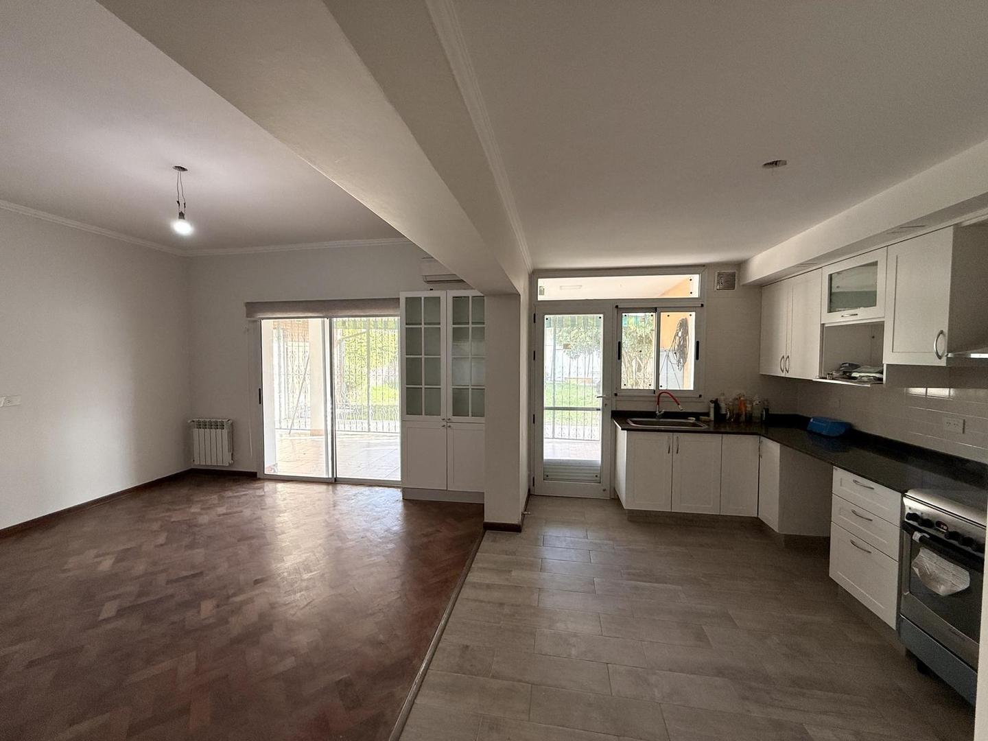 Casa en Venta de 5 amb. Patio con quincho y parrilla. Barrio Siderca Centro Campana