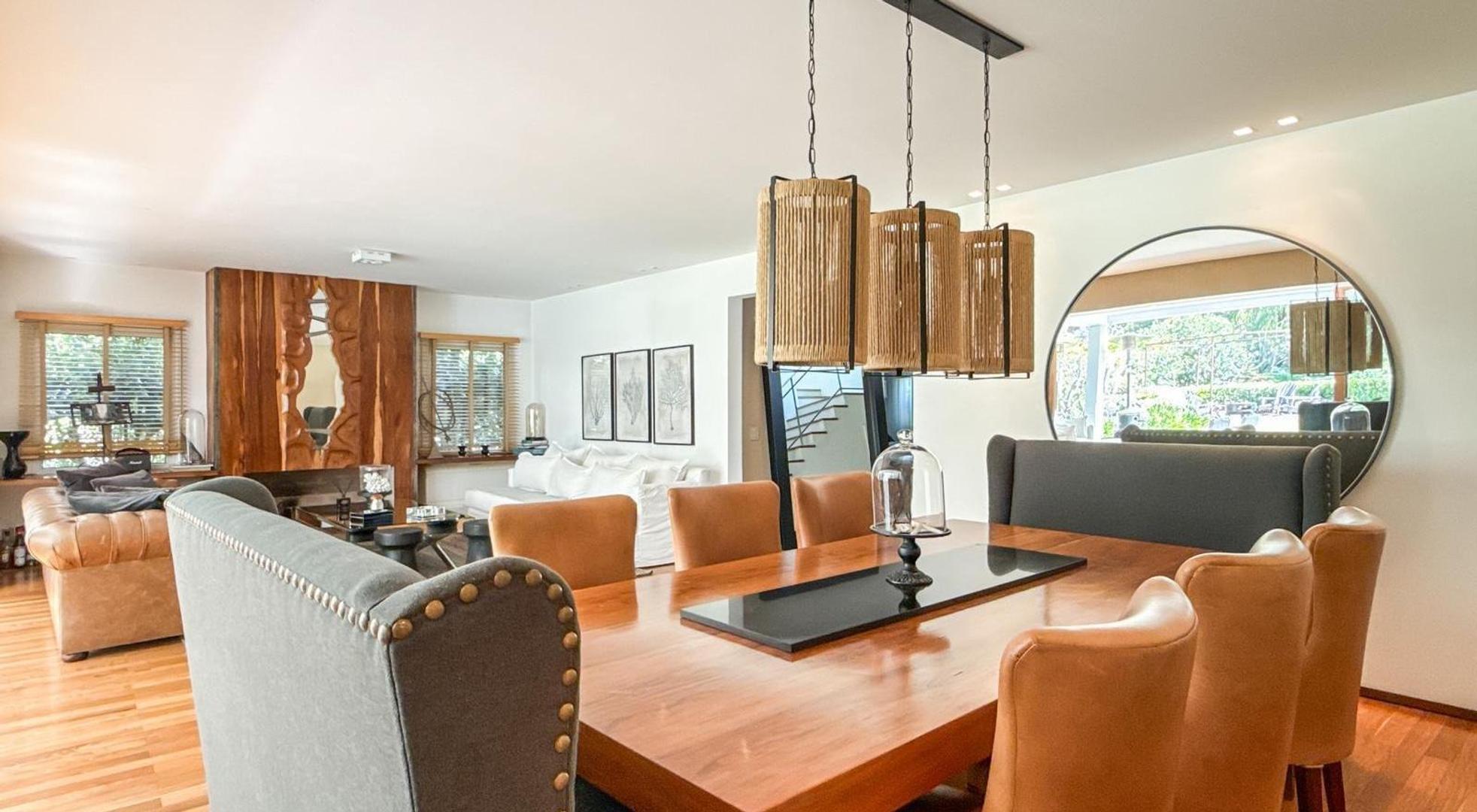 Casa en Venta con 3 cocheras