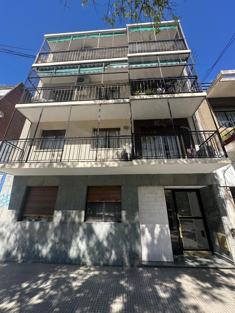 Depto 2 ambientes con patio PB