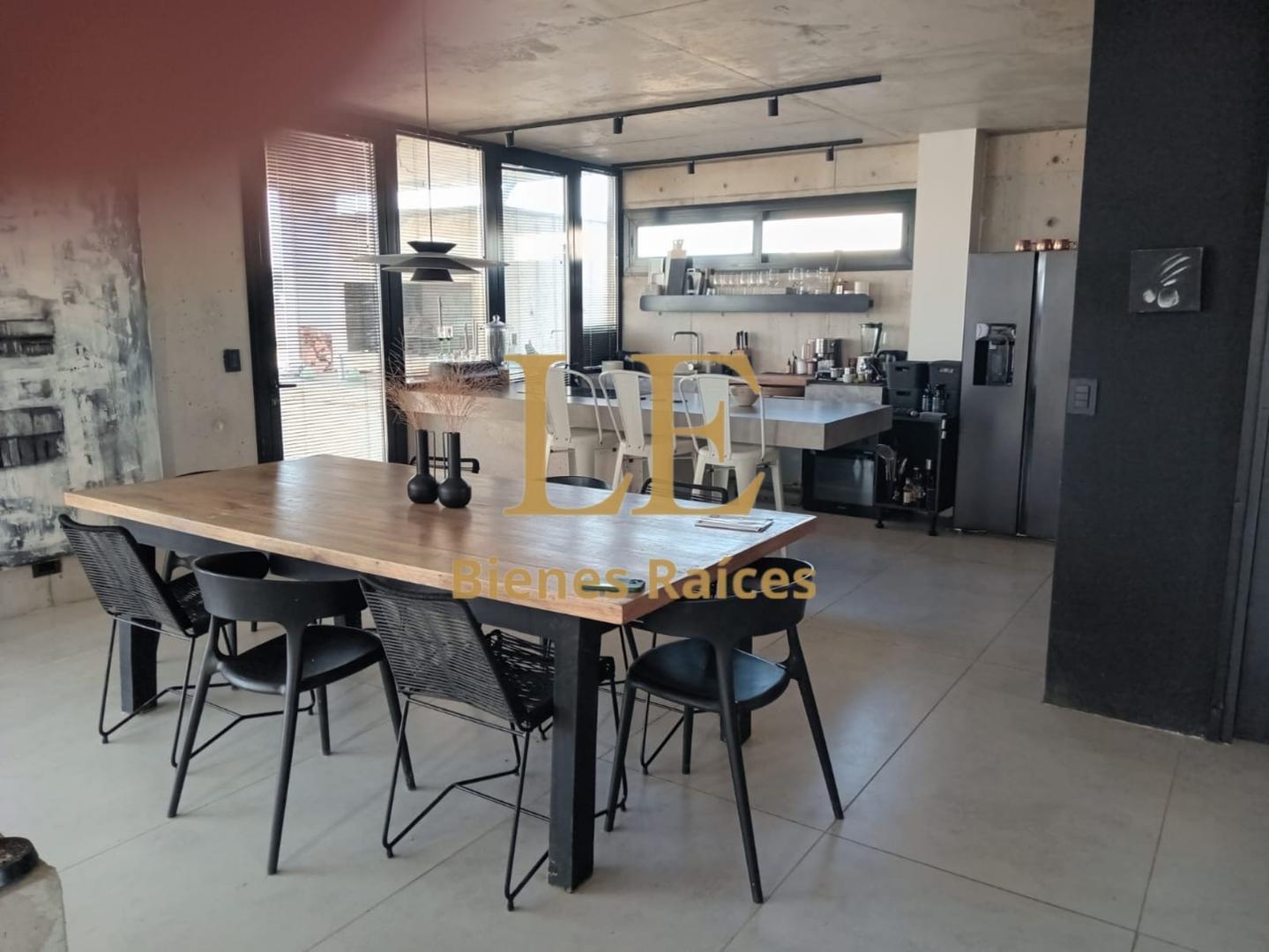 Casa en Venta con 5 cocheras