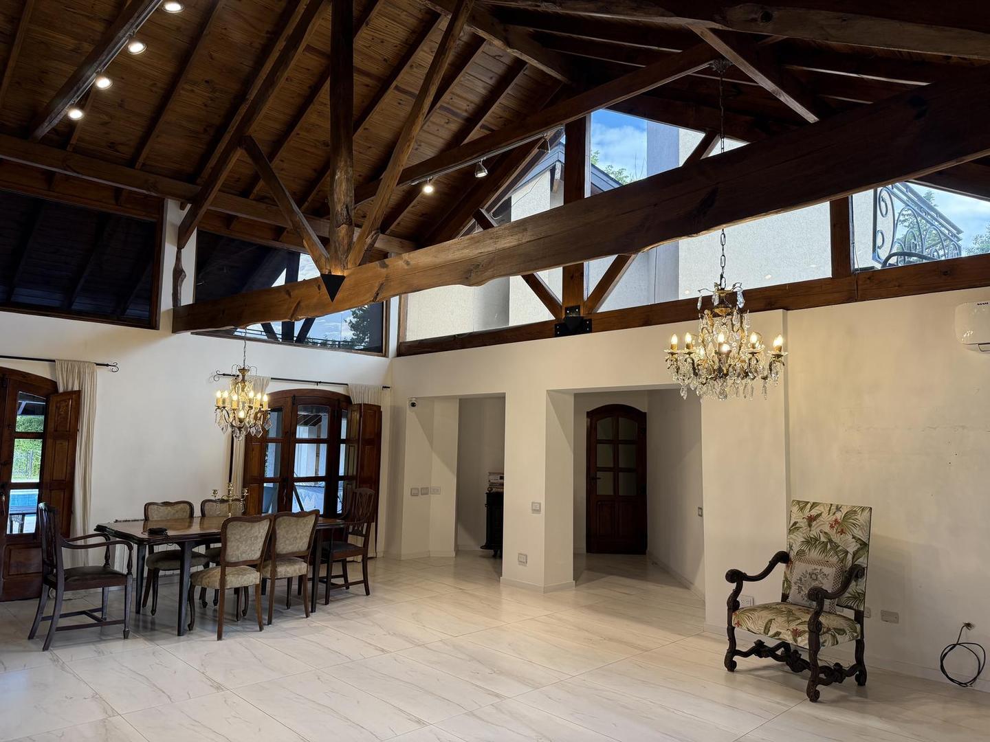 Casa 8 ambientes con 4 baños