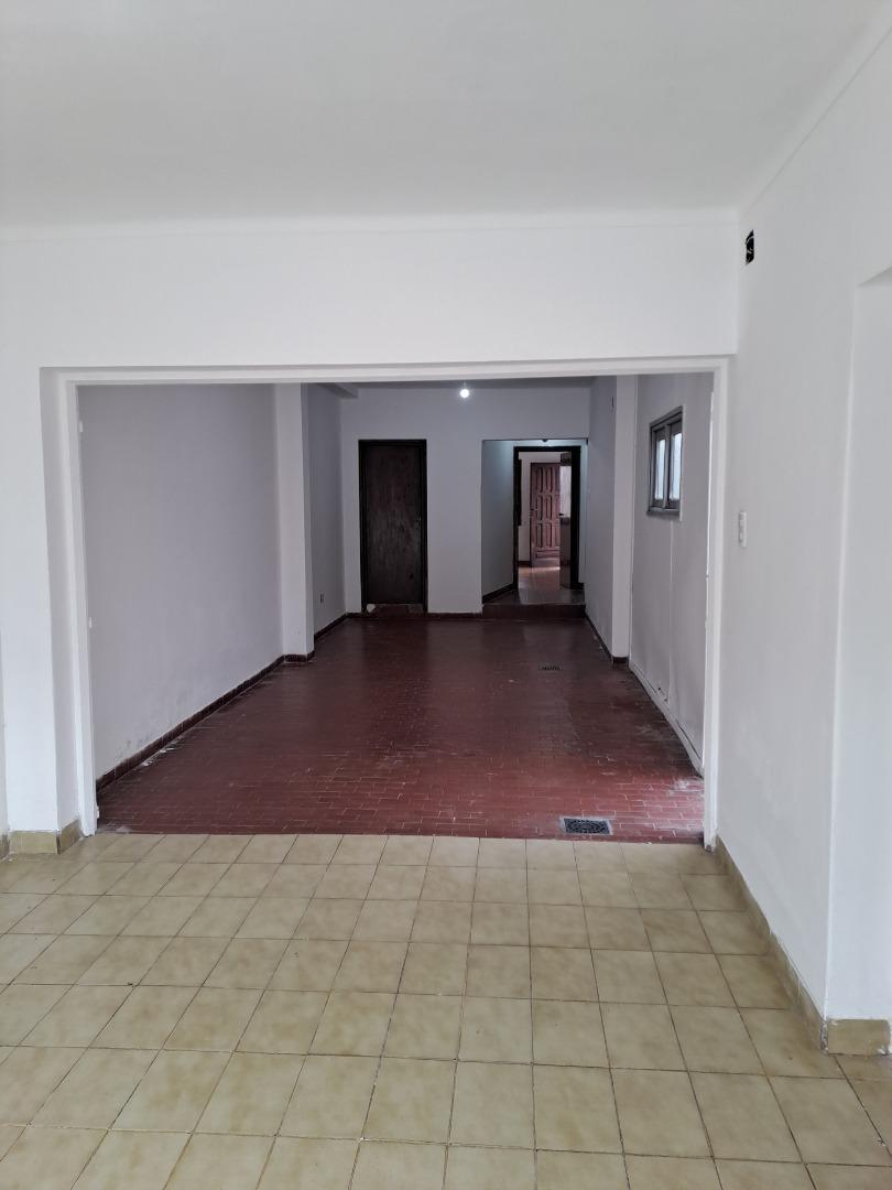 HERMOSA CASA FRENTE A LA PLAZA CENTRAL EN  GRAL. GUEMES