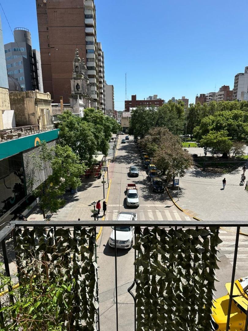 Edif DELTA reciclado 2 dorm frente a plaza principal  
