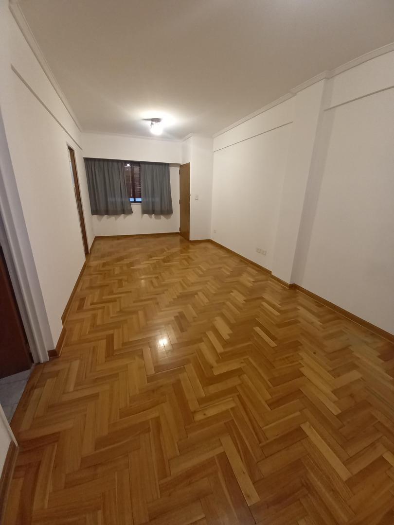 1 AMB AMPLIO Y DIVISIBLE - CON BALCON - COCINA SEPARADA