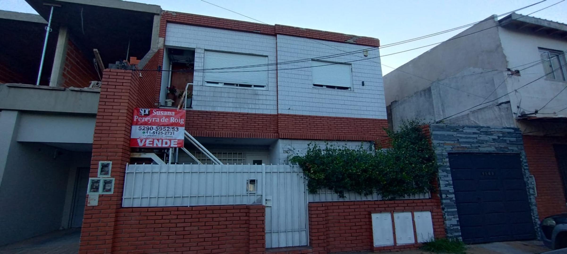 EXCTE.P.H TRES AMBIENTES CON FONDO,PATIO, PARRILLA Y QUINCHO