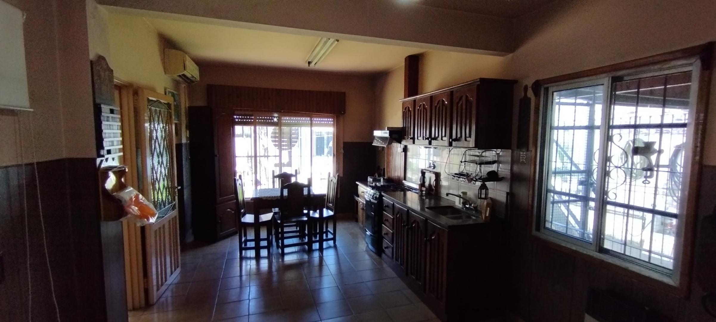 Casa en Venta con 3 cocheras