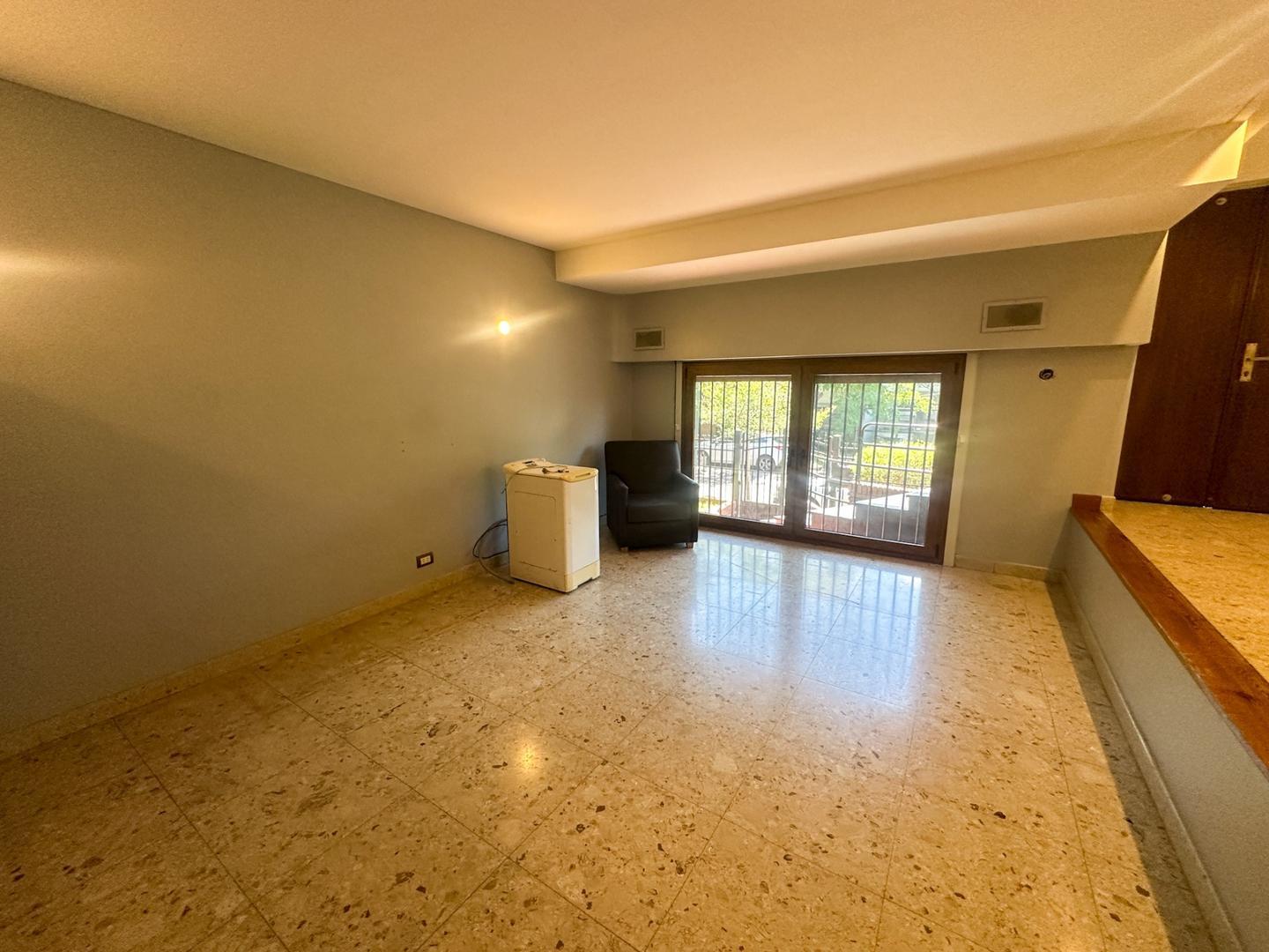 Casa 5 ambientes en venta Villa Adelina con pileta y jardin