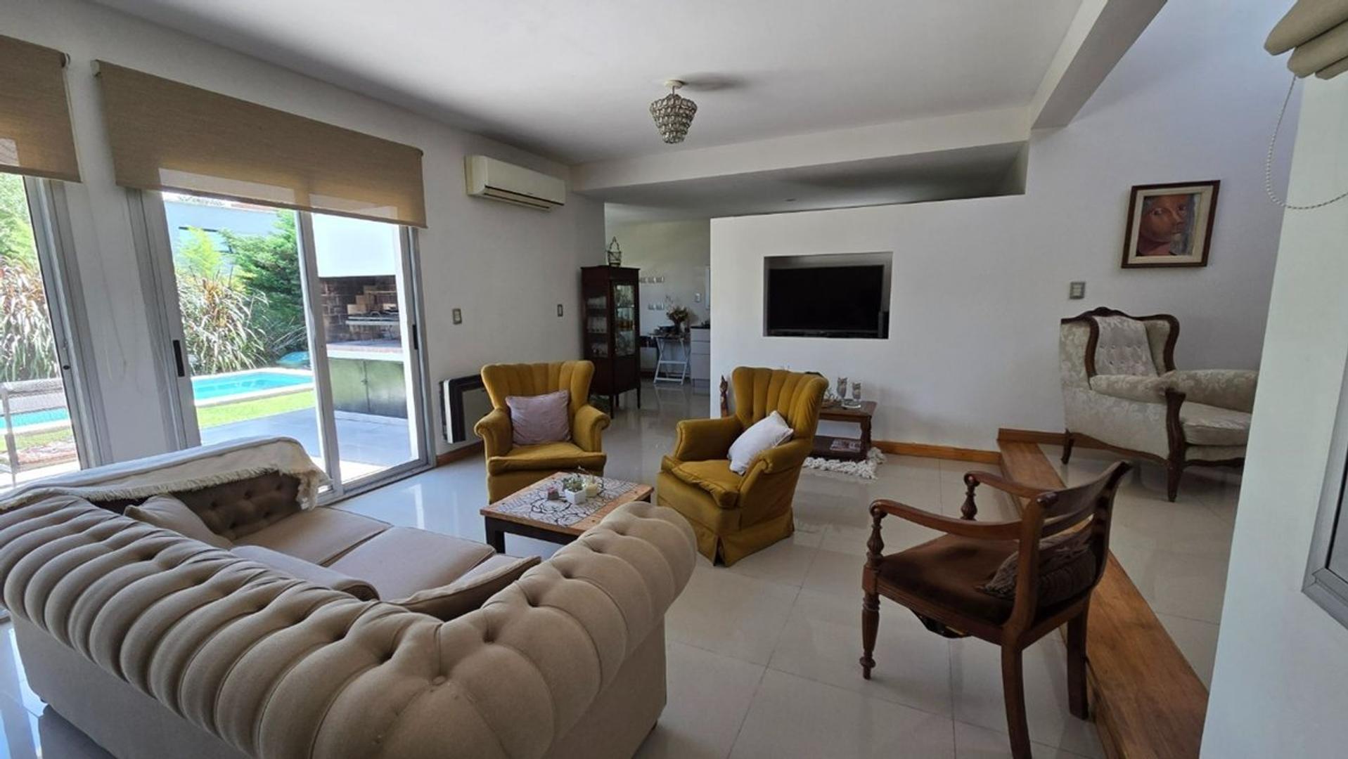 Casa 4 ambientes con 2 baños