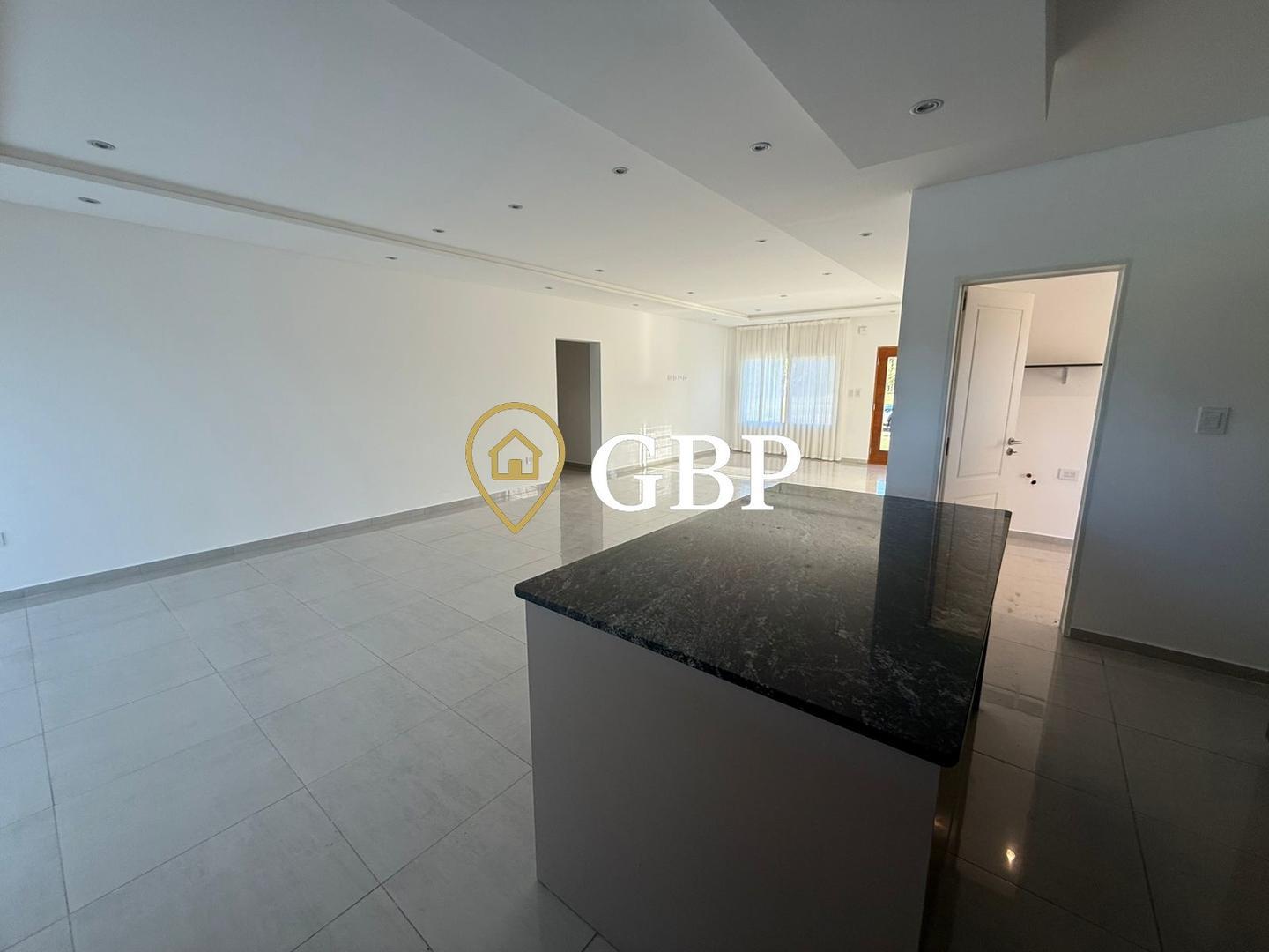 Casa en Alquiler con 3 cocheras
