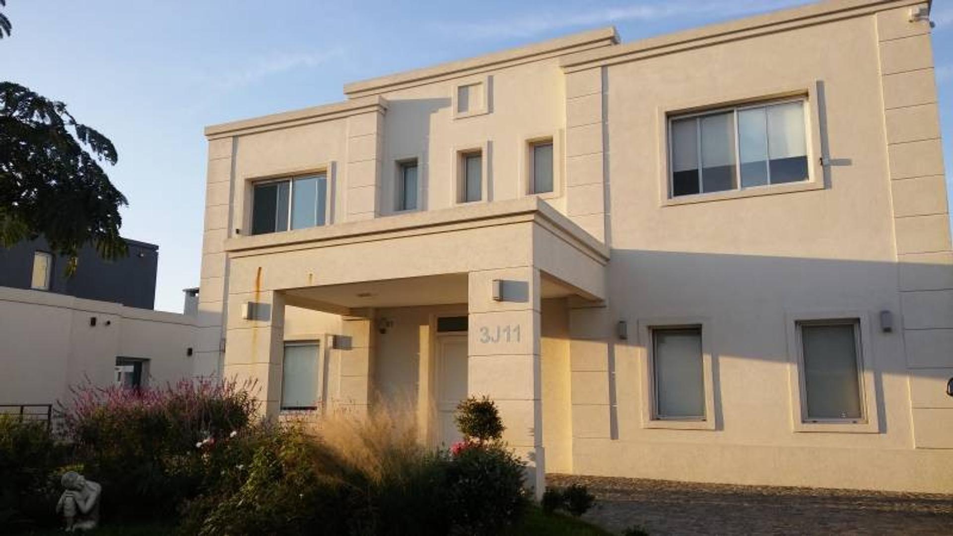 Casa en venta Nuevo Quilmes. 5 ambientes con pileta.