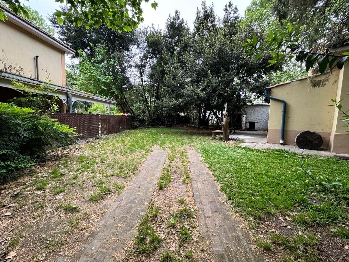 Casa en Venta con 3 cocheras