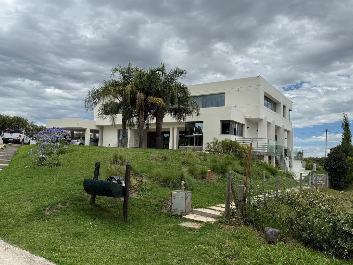 Imponente casa venta 5 dorm suite/pileta/qcho/gge s/Cobos