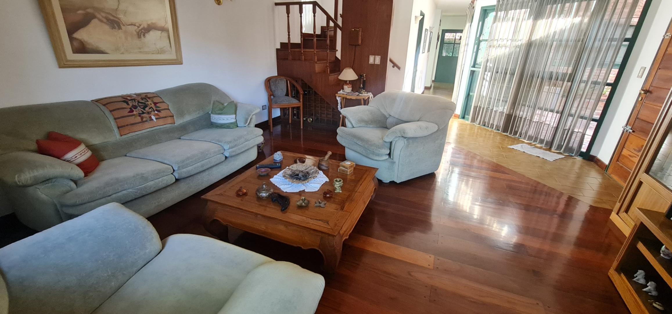 Casa en Venta con 2 cocheras