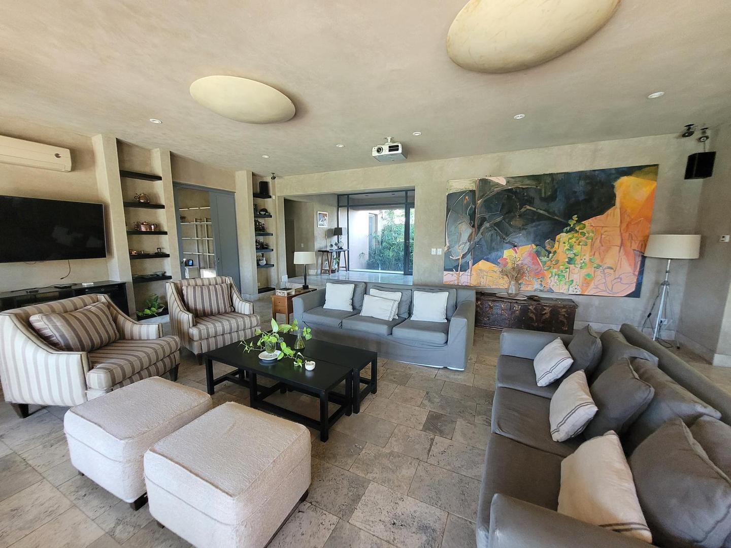 Casa 5 ambientes con 4 baños