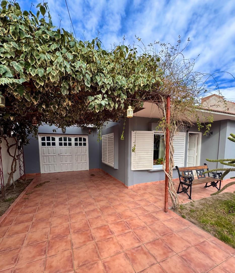 CASA EN VENTA  3 DORM SANTA GENOVEVA