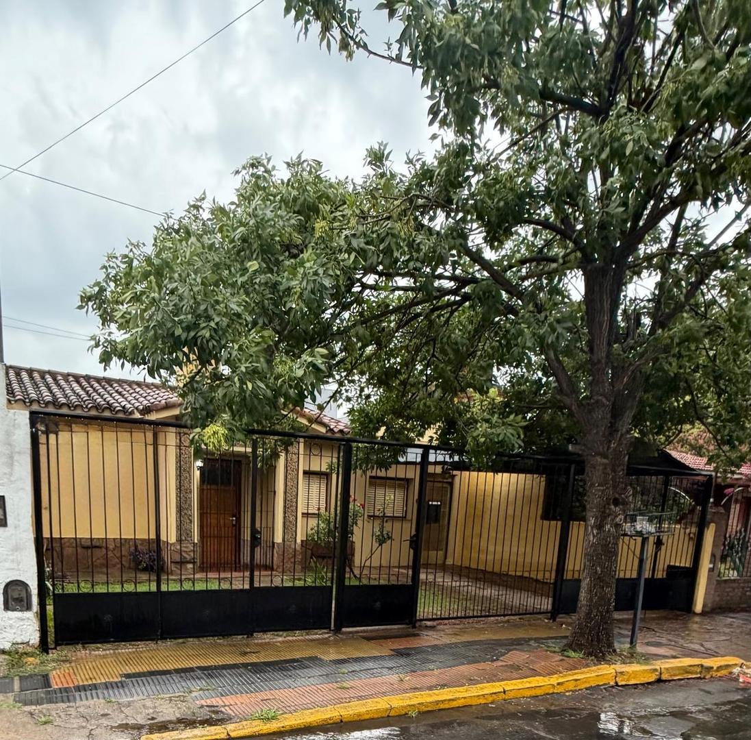 SE VENDE AMPLIA CASA + DTO EN AV. SANTA ANA