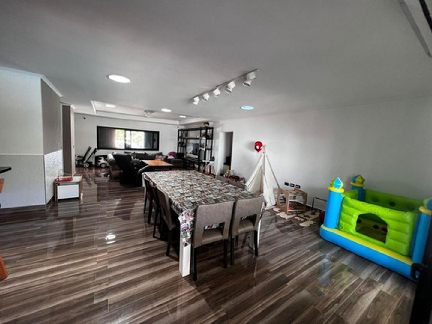 Casa en Venta con 6 cocheras