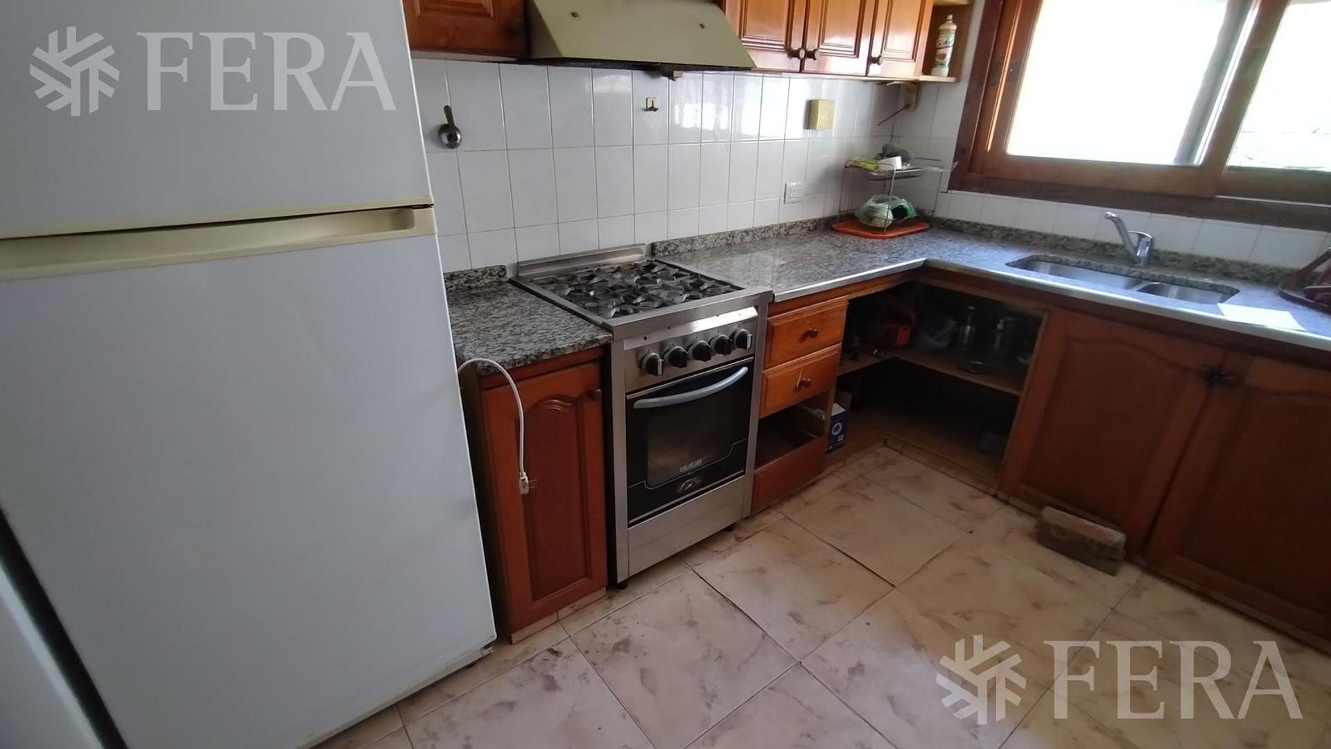 Casa en Alquiler con 2 cocheras