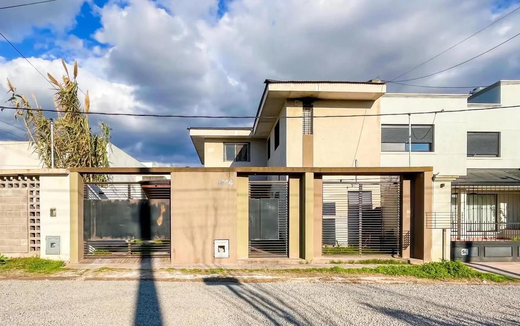 CASA EN VENTA EN VILLA CASTELLS 502 E/ 5 y 6 4 DORMITORIOS