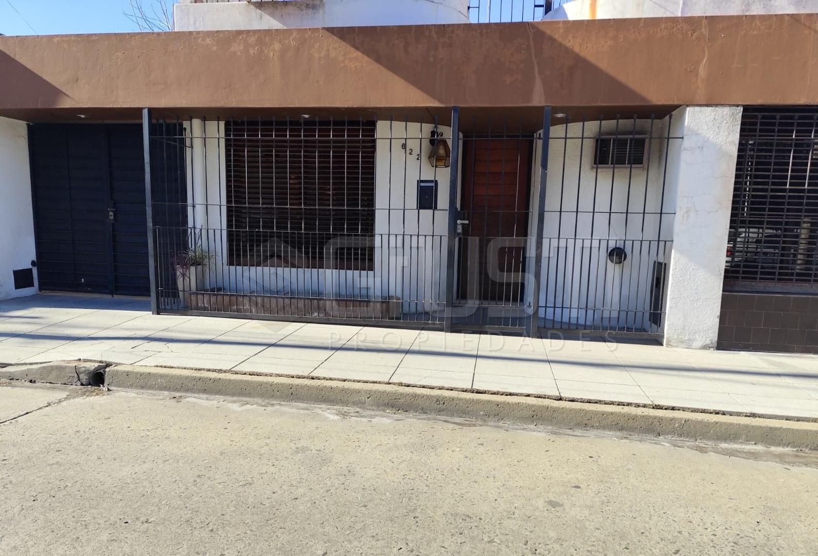 Venta/Permuta casa 3 ambientes piscina. Castelar Sur