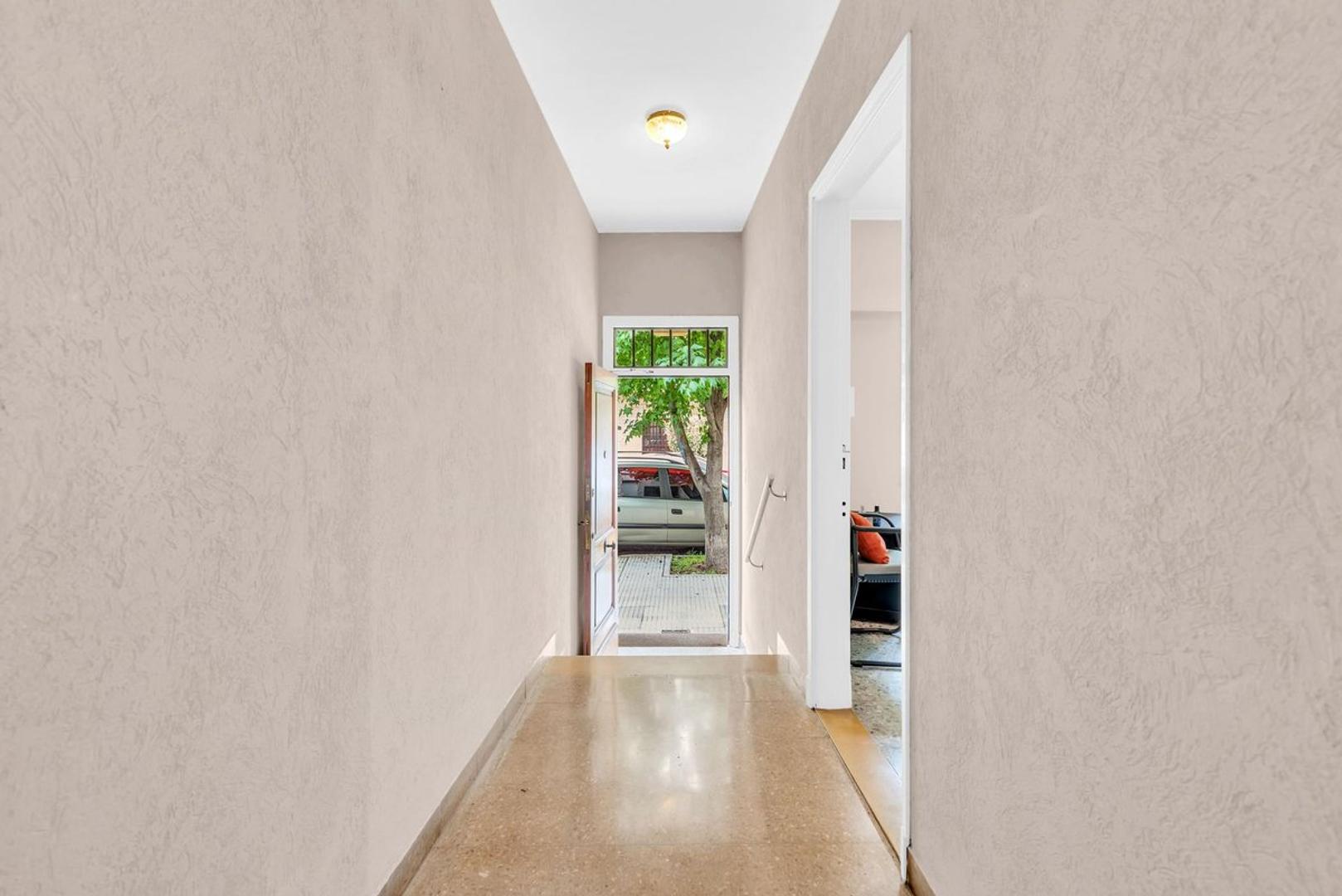 Casa 6 ambientes con 2 baños